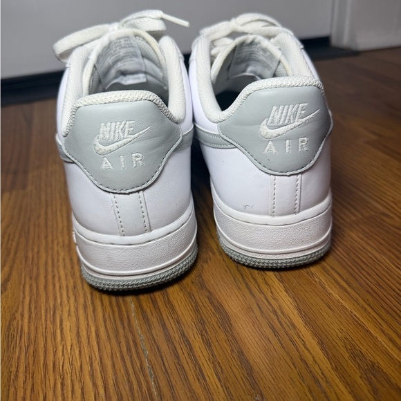 Nike Air Force 1 low-top sneakers in white with a grey swoosh size 8.5 main image 7